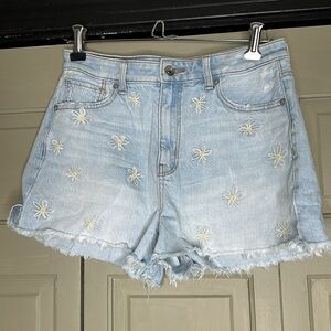 American eagle daisy Jean shorts size 4 embroidered